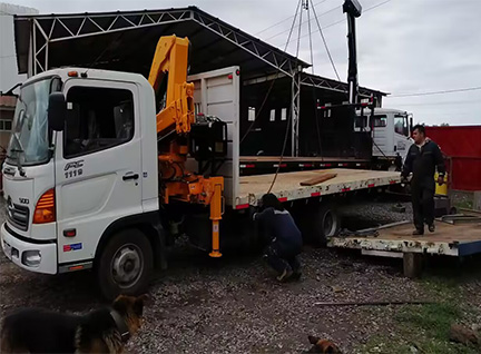 La grúa articulada sobre camión Chile